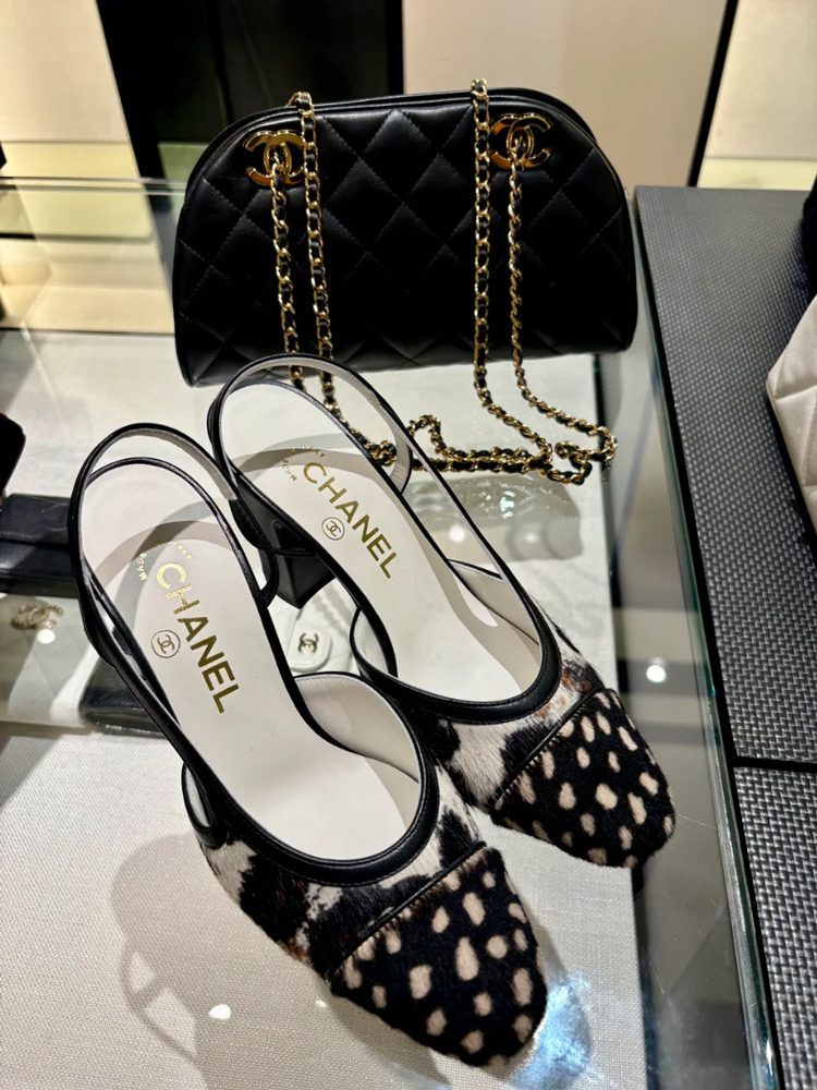 Клатч Chanel с цепочкой и туфли-слингбеки